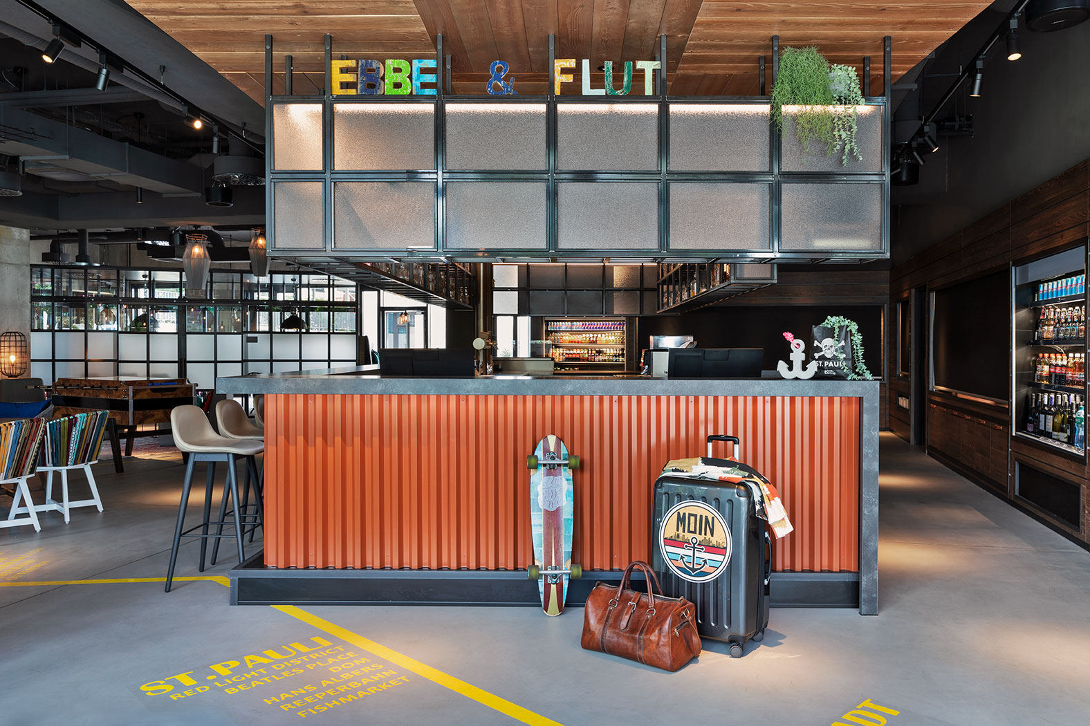 Moderne Bar mit rustikalem Design und Surfbrett